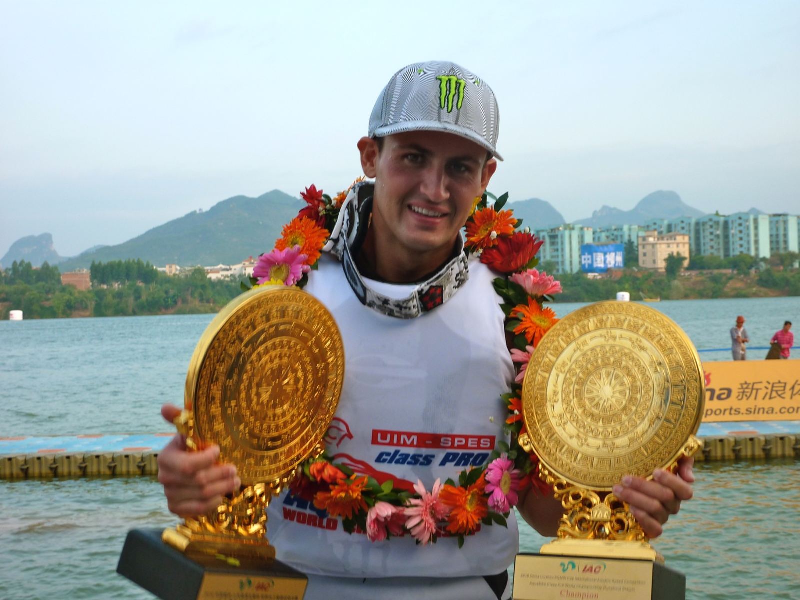 Cyrille Lemoine avec ses trophées